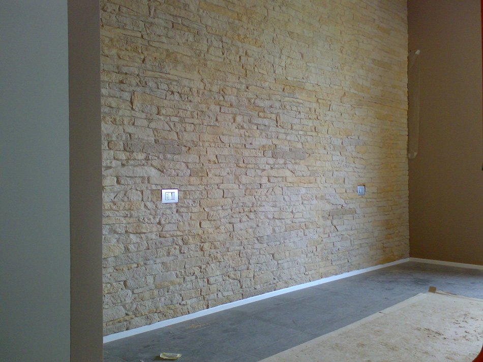 muro rivestito con pannelli di pietra ricostruita Cortina 002